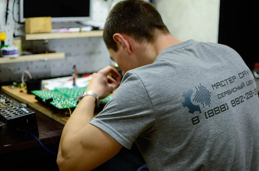 Специалист сервисного центра за ремонтом электронного оборудования